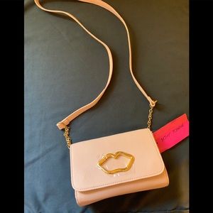 🔥💋NWT Betsey Johnson pink lip cut out purse.Perfect for Valentines Day ❤️
